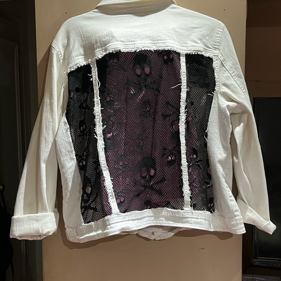 $395 Designer Boutique White Stretch Denim Jacket with SKULL mesh trim - Picture 6 of 9